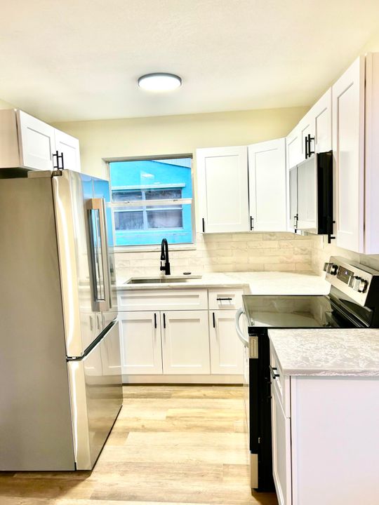 出租: $2,100 (2 贝兹, 1 浴室, 807 平方英尺)