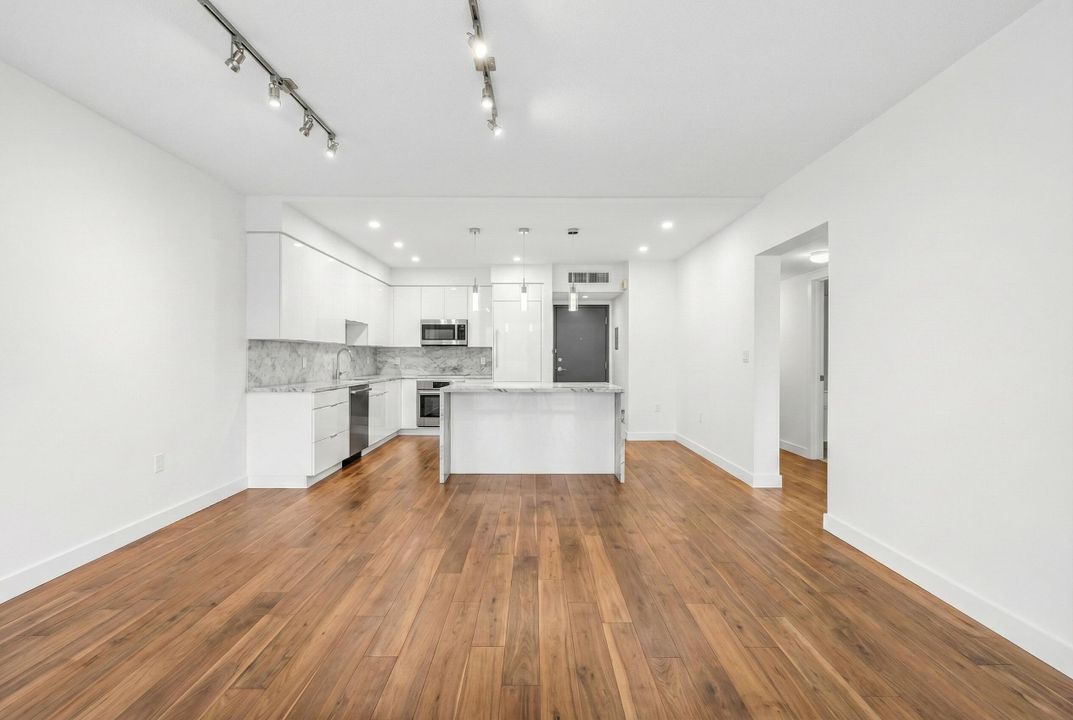 Под контрактом: $379,900 (2 спален, 2 ванн, 1008 Квадратных фут)