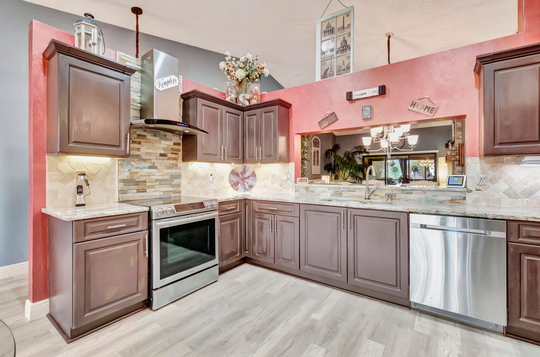 На продажу: $285,000 (2 спален, 2 ванн, 1605 Квадратных фут)