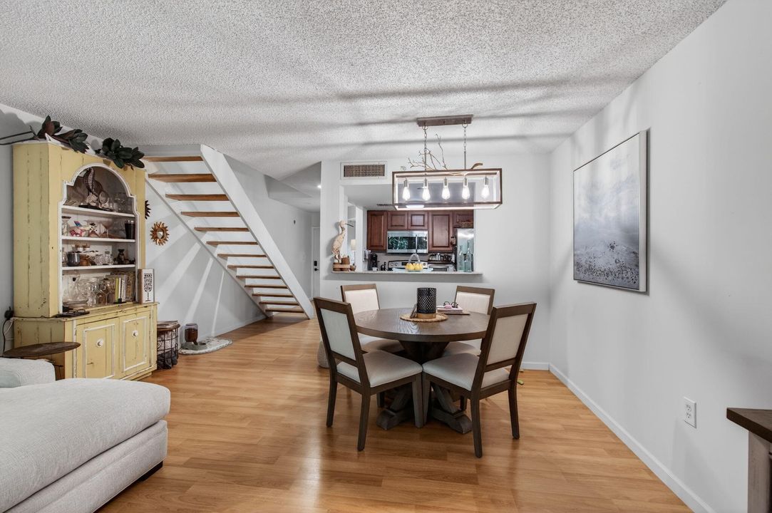 待售: $355,000 (2 贝兹, 2 浴室, 1188 平方英尺)