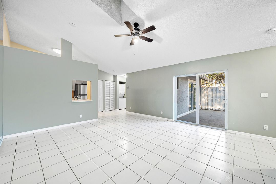 待售: $385,000 (2 贝兹, 2 浴室, 1037 平方英尺)