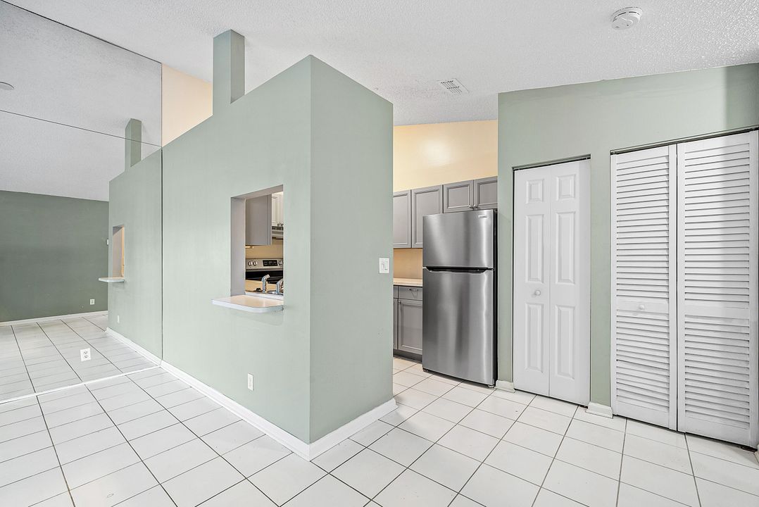 待售: $385,000 (2 贝兹, 2 浴室, 1037 平方英尺)