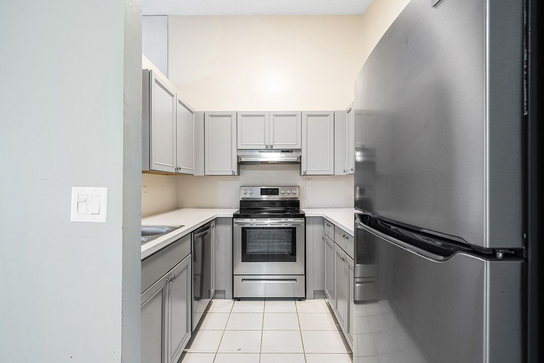 待售: $385,000 (2 贝兹, 2 浴室, 1037 平方英尺)