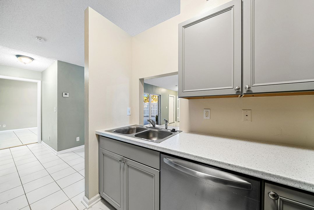 待售: $385,000 (2 贝兹, 2 浴室, 1037 平方英尺)