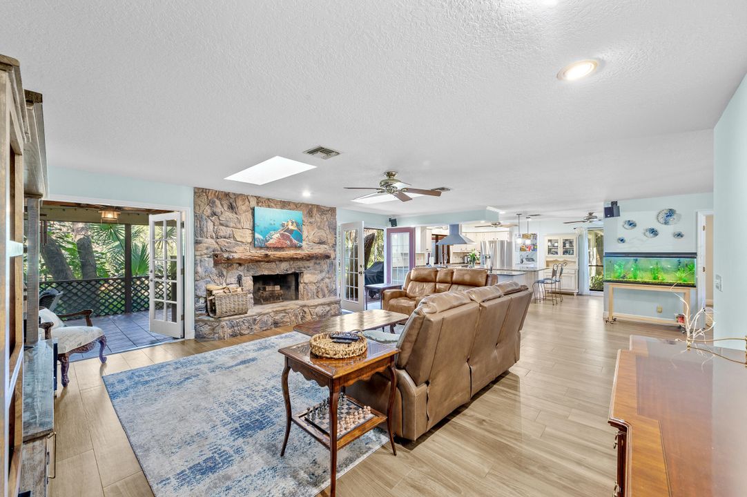 Под контрактом: $775,000 (3 спален, 3 ванн, 2450 Квадратных фут)