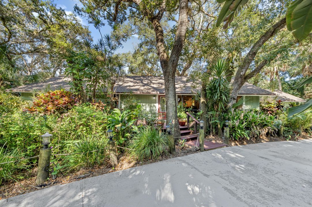 Под контрактом: $775,000 (3 спален, 3 ванн, 2450 Квадратных фут)