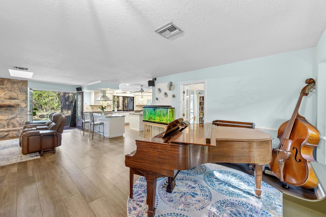 Под контрактом: $775,000 (3 спален, 3 ванн, 2450 Квадратных фут)