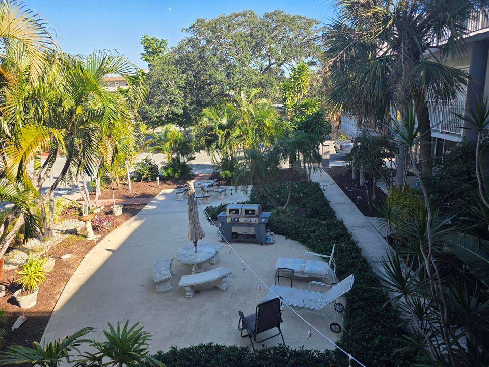 Active With Contract: $1,800 (1 beds, 1 baths, 693 Square Feet)