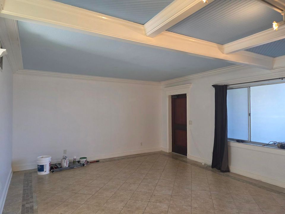 Active With Contract: $1,800 (1 beds, 1 baths, 693 Square Feet)