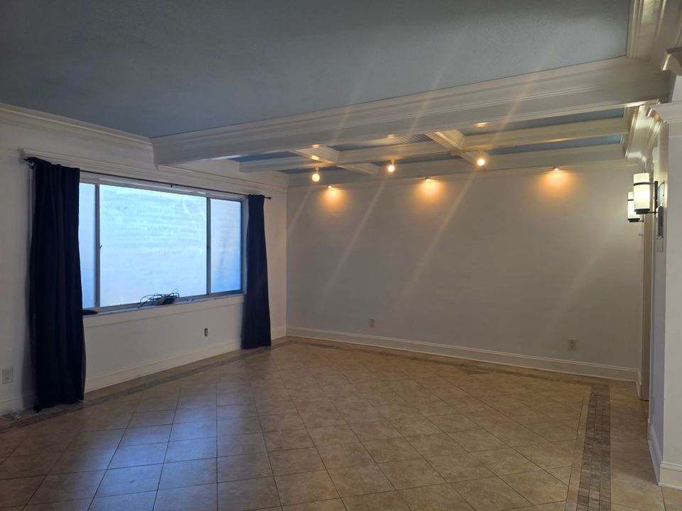Active With Contract: $1,800 (1 beds, 1 baths, 693 Square Feet)