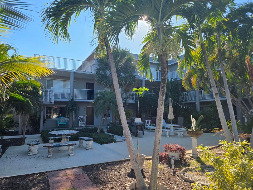 Active With Contract: $1,800 (1 beds, 1 baths, 693 Square Feet)