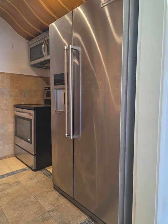 Active With Contract: $1,800 (1 beds, 1 baths, 693 Square Feet)