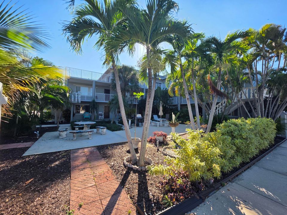 Active With Contract: $1,800 (1 beds, 1 baths, 693 Square Feet)