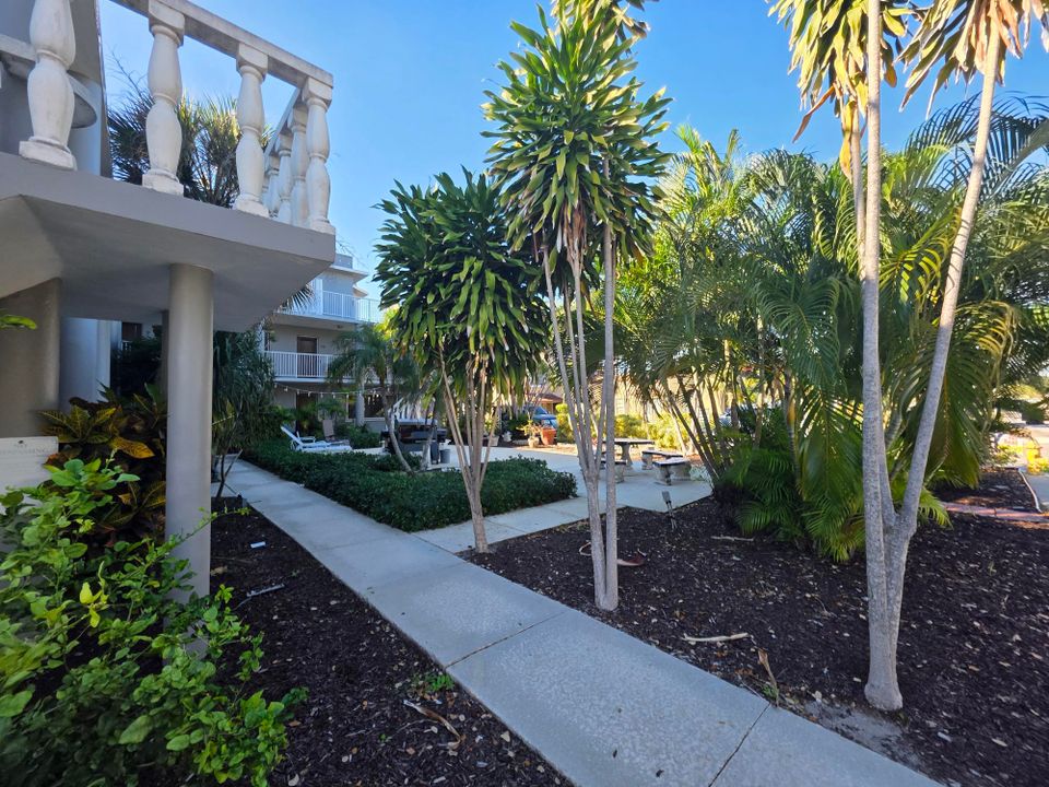 Active With Contract: $1,800 (1 beds, 1 baths, 693 Square Feet)