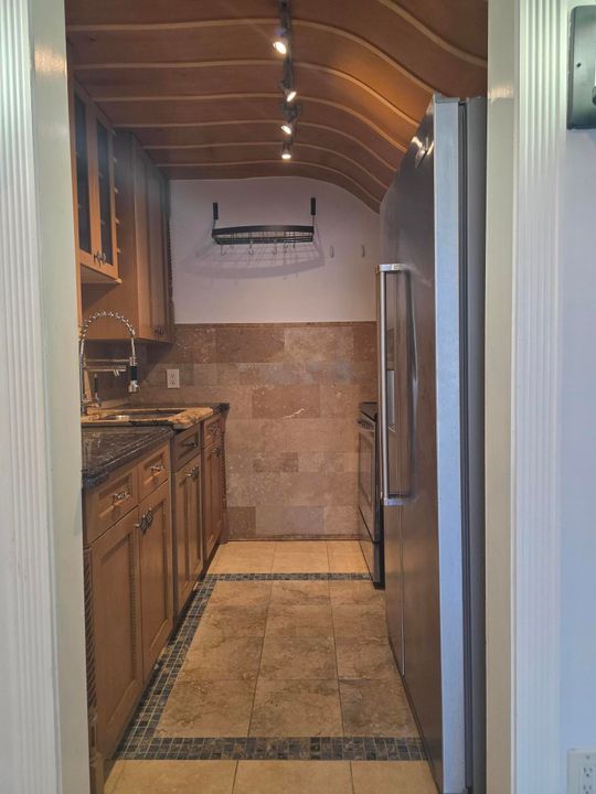 Active With Contract: $1,800 (1 beds, 1 baths, 693 Square Feet)