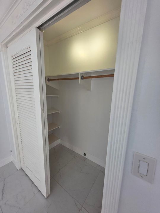 Active With Contract: $1,800 (1 beds, 1 baths, 693 Square Feet)