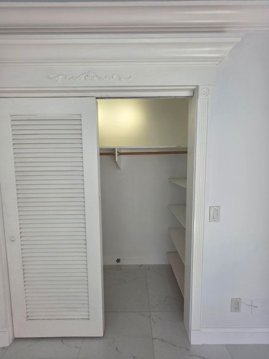 Active With Contract: $1,800 (1 beds, 1 baths, 693 Square Feet)