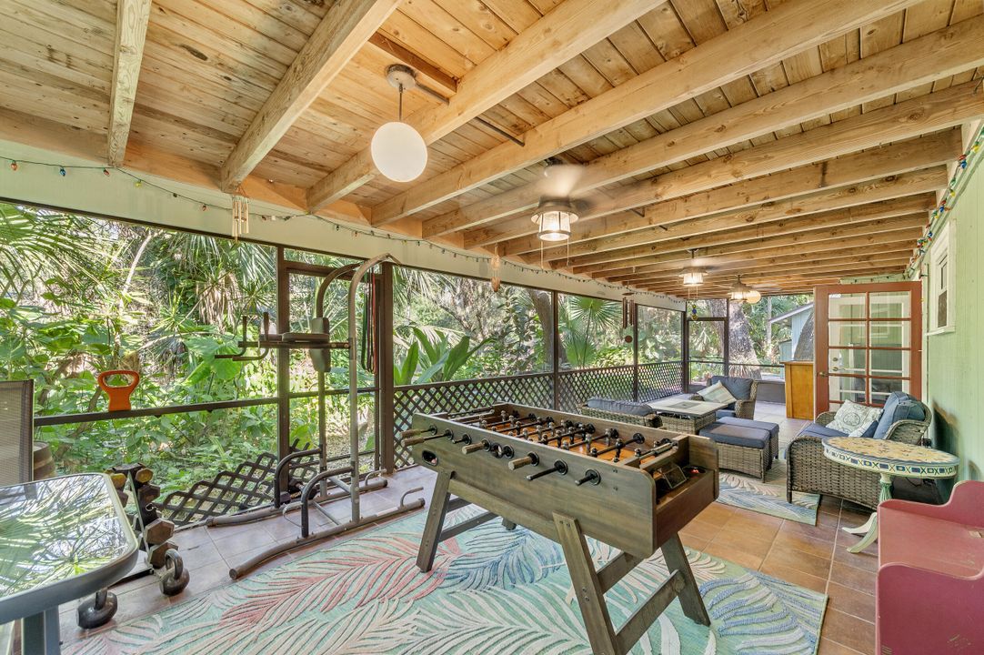 Под контрактом: $775,000 (3 спален, 3 ванн, 2450 Квадратных фут)