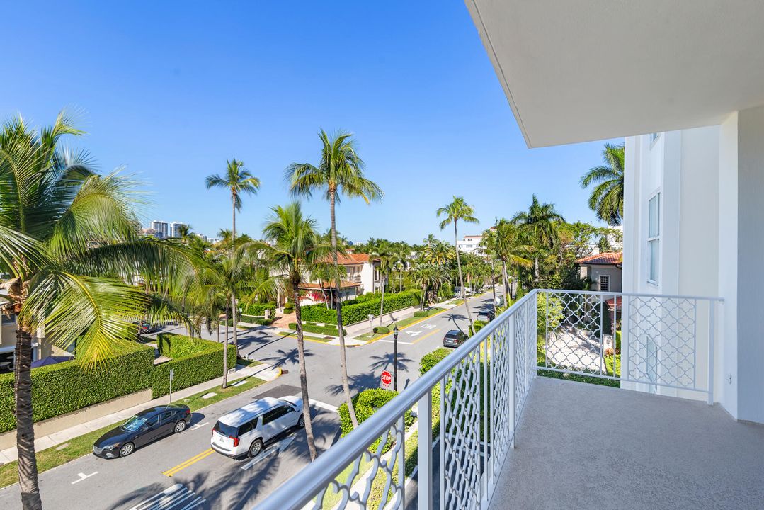 For Sale: $2,895,000 (2 beds, 2 baths, 1225 Square Feet)