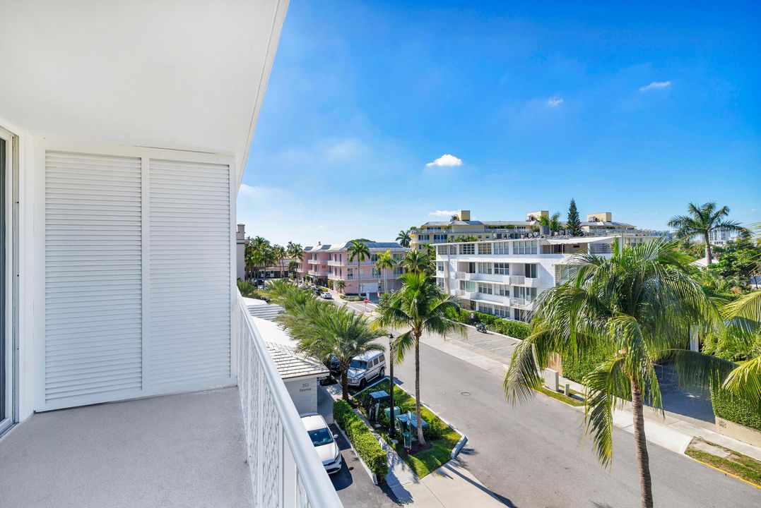 For Sale: $2,895,000 (2 beds, 2 baths, 1225 Square Feet)