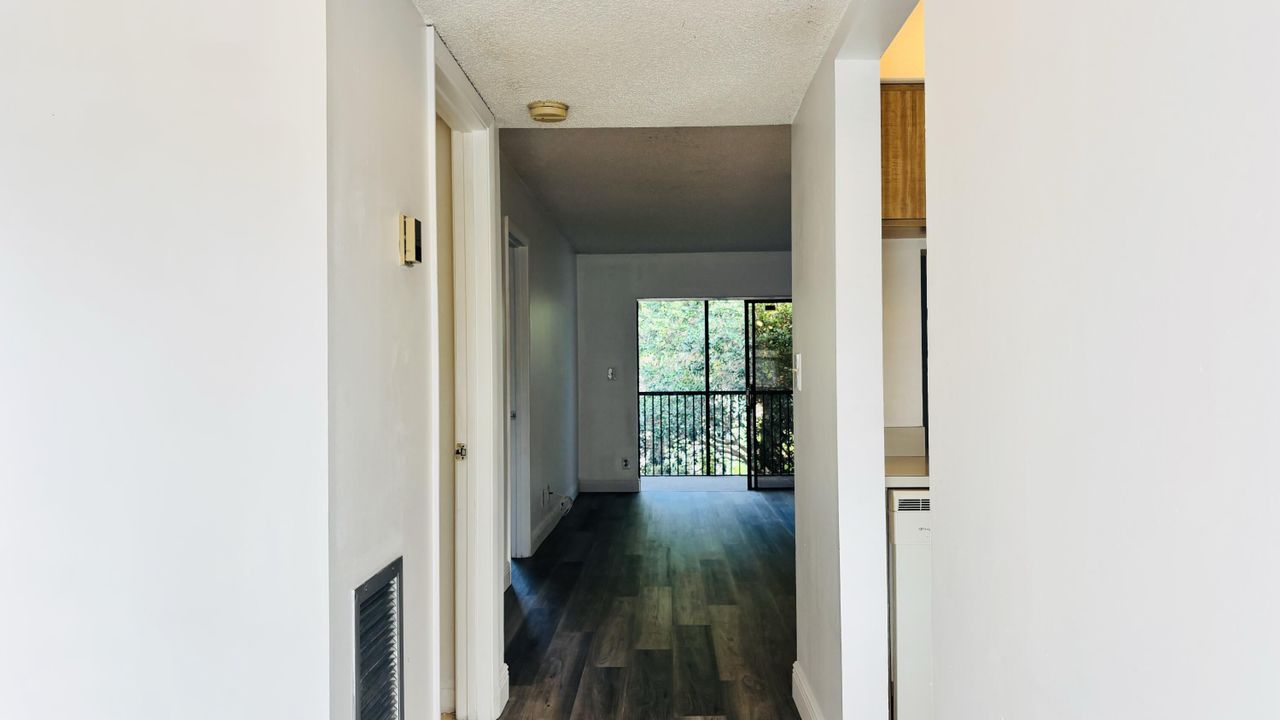 For Rent: $2,000 (2 beds, 2 baths, 937 Square Feet)