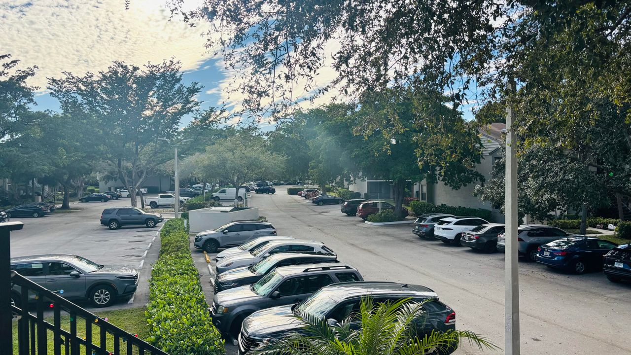 For Rent: $2,000 (2 beds, 2 baths, 937 Square Feet)