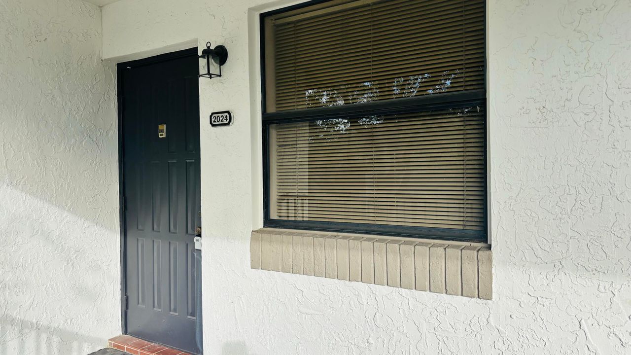 For Rent: $2,000 (2 beds, 2 baths, 937 Square Feet)