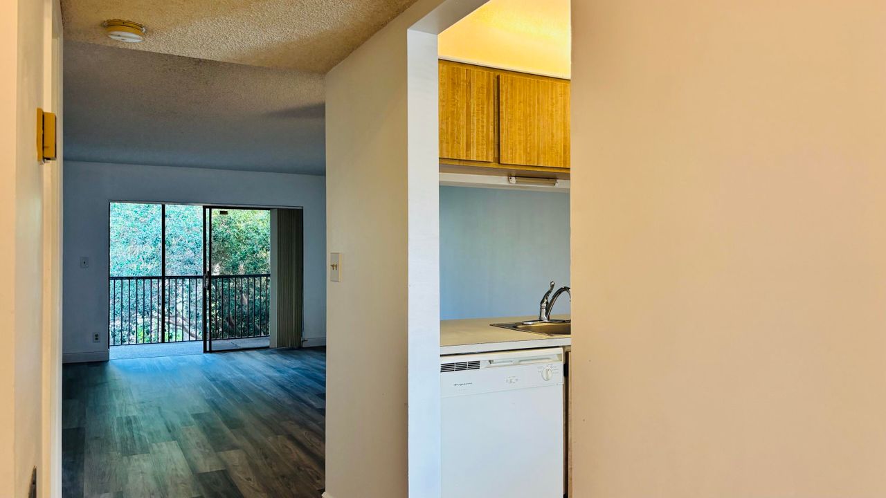For Rent: $2,000 (2 beds, 2 baths, 937 Square Feet)