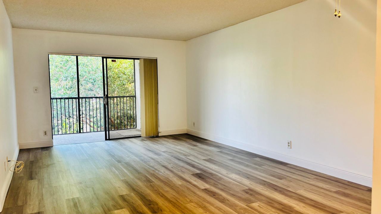 For Rent: $2,000 (2 beds, 2 baths, 937 Square Feet)