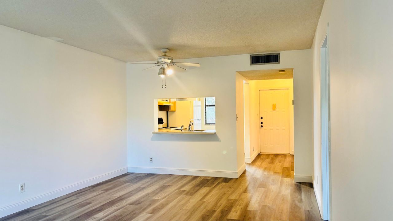For Rent: $2,000 (2 beds, 2 baths, 937 Square Feet)