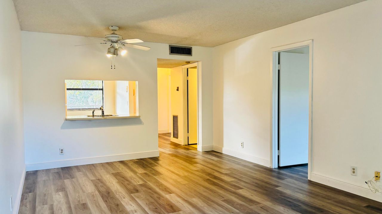 For Rent: $2,000 (2 beds, 2 baths, 937 Square Feet)