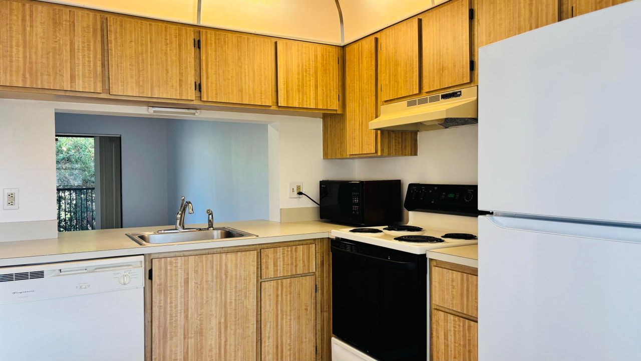 For Rent: $2,000 (2 beds, 2 baths, 937 Square Feet)