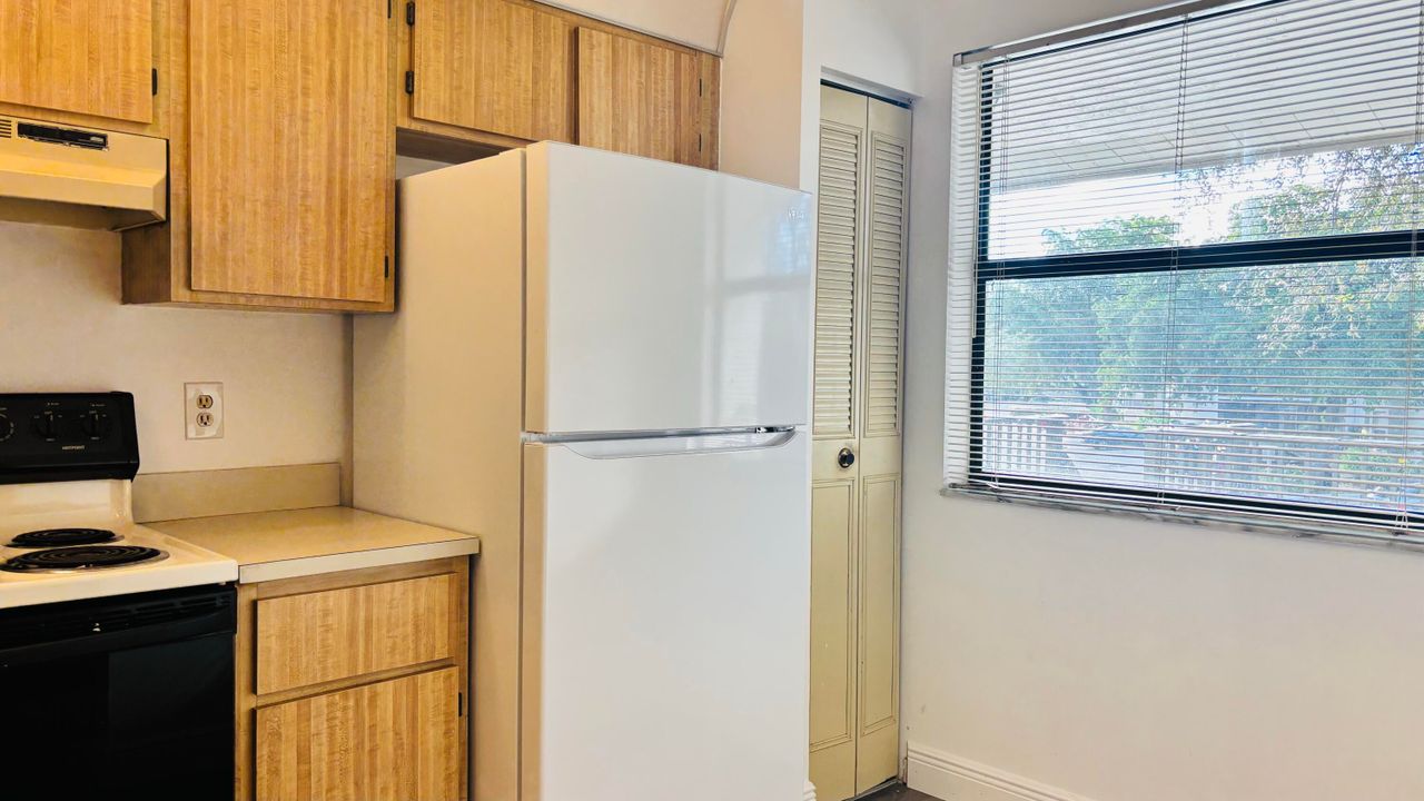 For Rent: $2,000 (2 beds, 2 baths, 937 Square Feet)