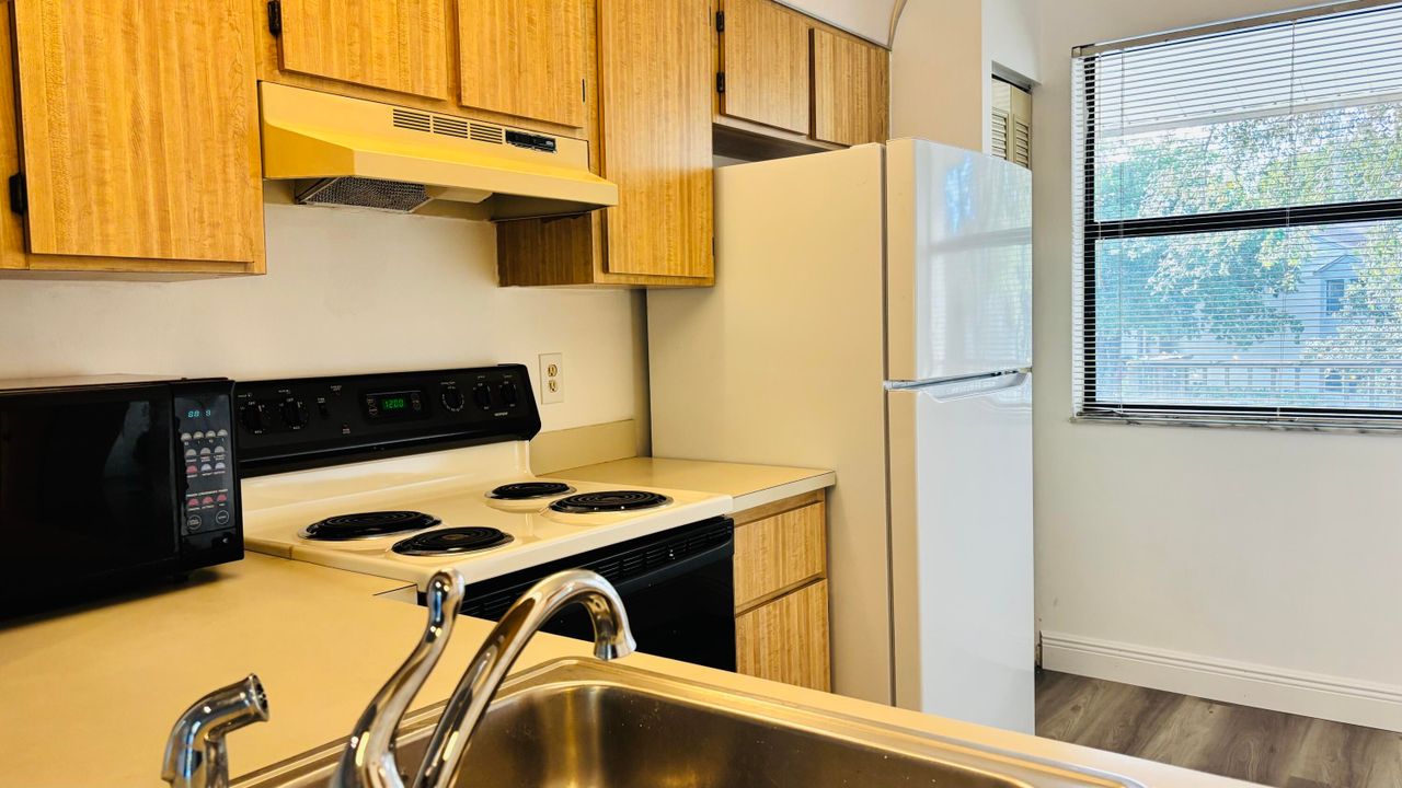 For Rent: $2,000 (2 beds, 2 baths, 937 Square Feet)
