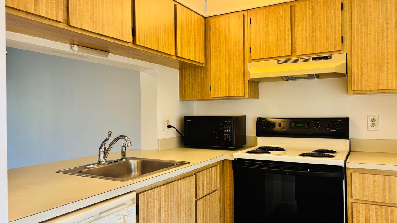 For Rent: $2,000 (2 beds, 2 baths, 937 Square Feet)