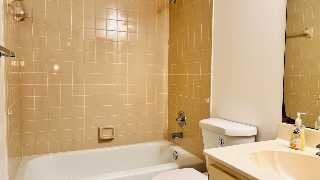 For Rent: $2,000 (2 beds, 2 baths, 937 Square Feet)