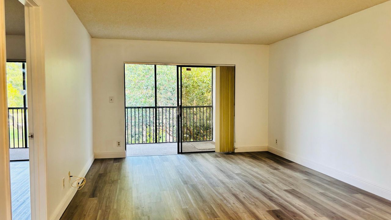 For Rent: $2,000 (2 beds, 2 baths, 937 Square Feet)