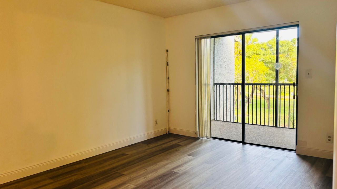 For Rent: $2,000 (2 beds, 2 baths, 937 Square Feet)