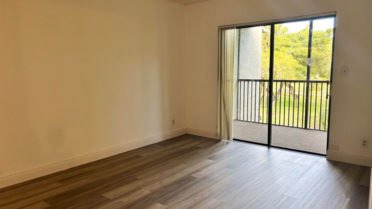 For Rent: $2,000 (2 beds, 2 baths, 937 Square Feet)