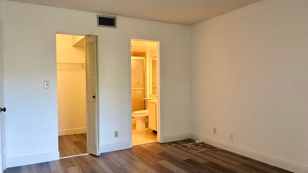 For Rent: $2,000 (2 beds, 2 baths, 937 Square Feet)