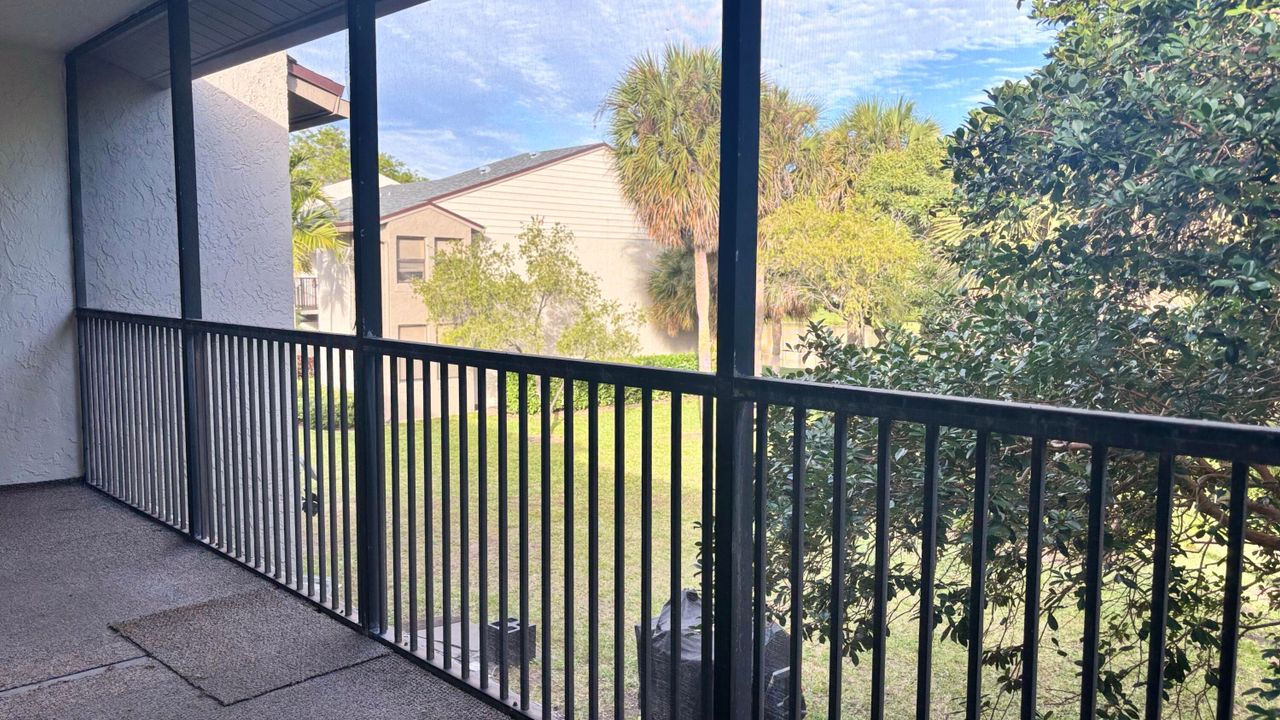 For Rent: $2,000 (2 beds, 2 baths, 937 Square Feet)