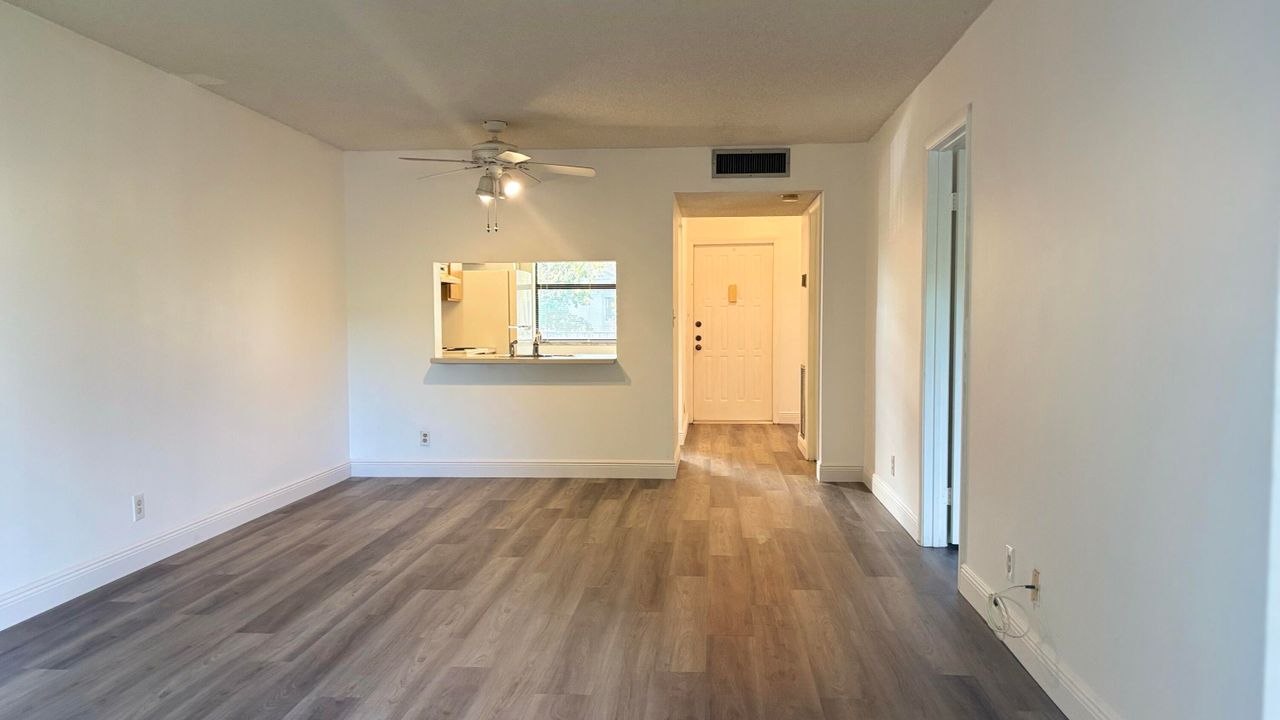 For Rent: $2,000 (2 beds, 2 baths, 937 Square Feet)