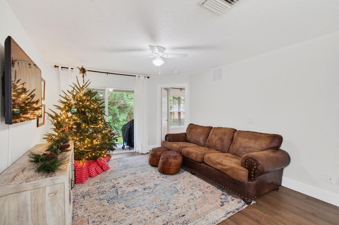 待售: $389,900 (3 贝兹, 2 浴室, 1095 平方英尺)