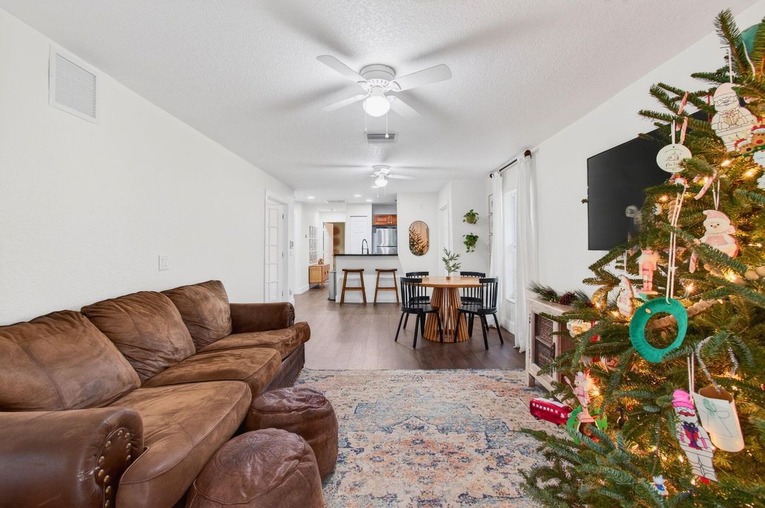 待售: $389,900 (3 贝兹, 2 浴室, 1095 平方英尺)