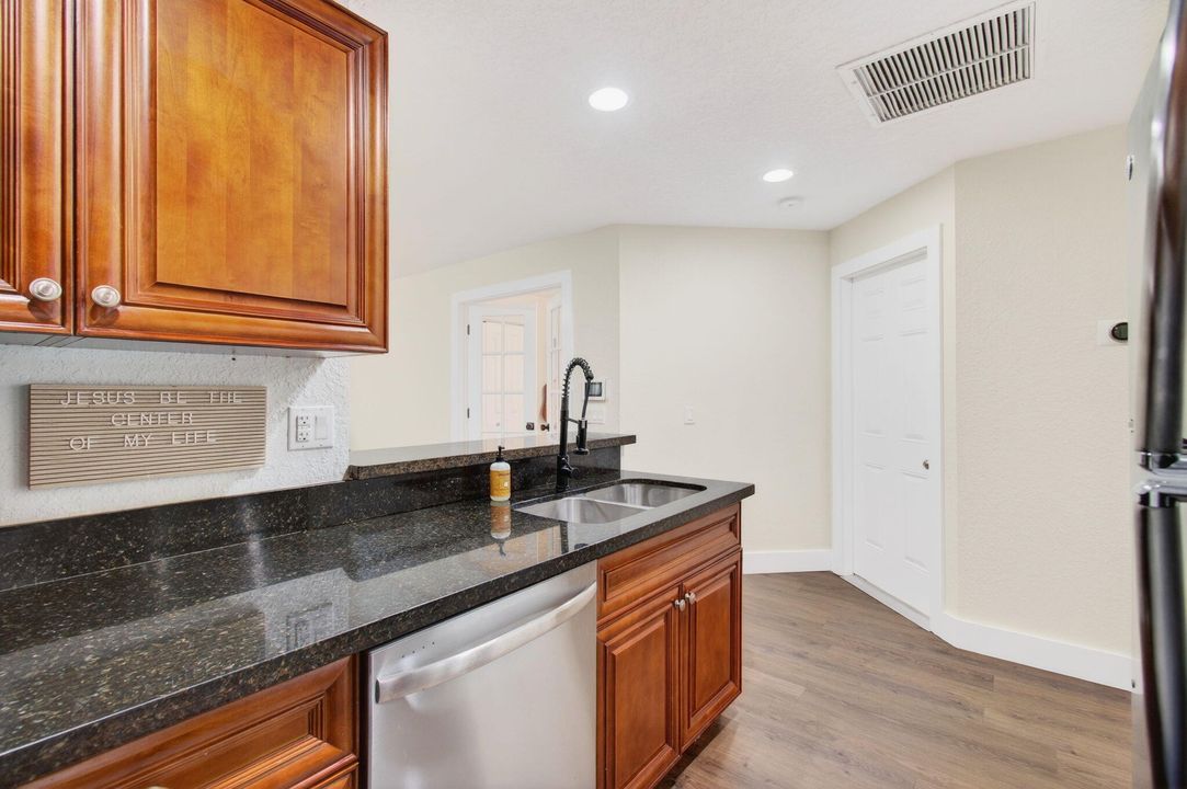 待售: $389,900 (3 贝兹, 2 浴室, 1095 平方英尺)