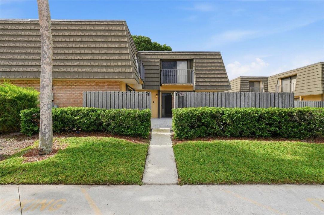 For Sale: $279,900 (2 beds, 2 baths, 1236 Square Feet)