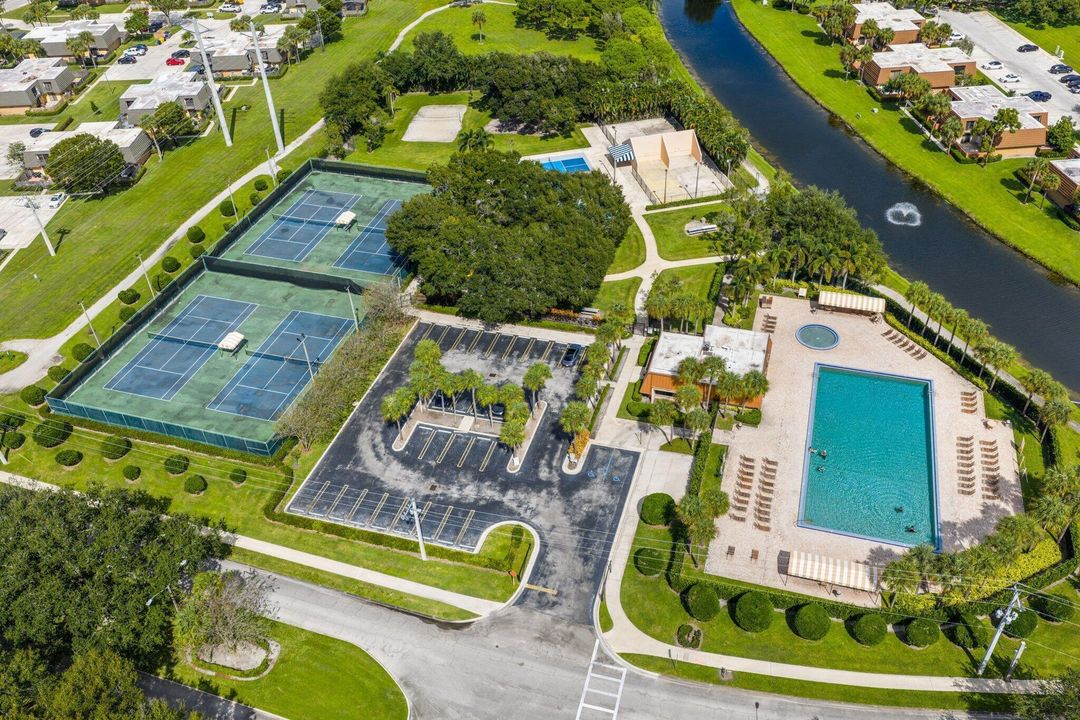 For Sale: $279,900 (2 beds, 2 baths, 1236 Square Feet)