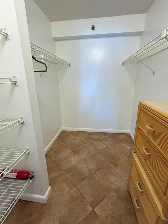 出租: $3,200 (2 贝兹, 2 浴室, 1090 平方英尺)