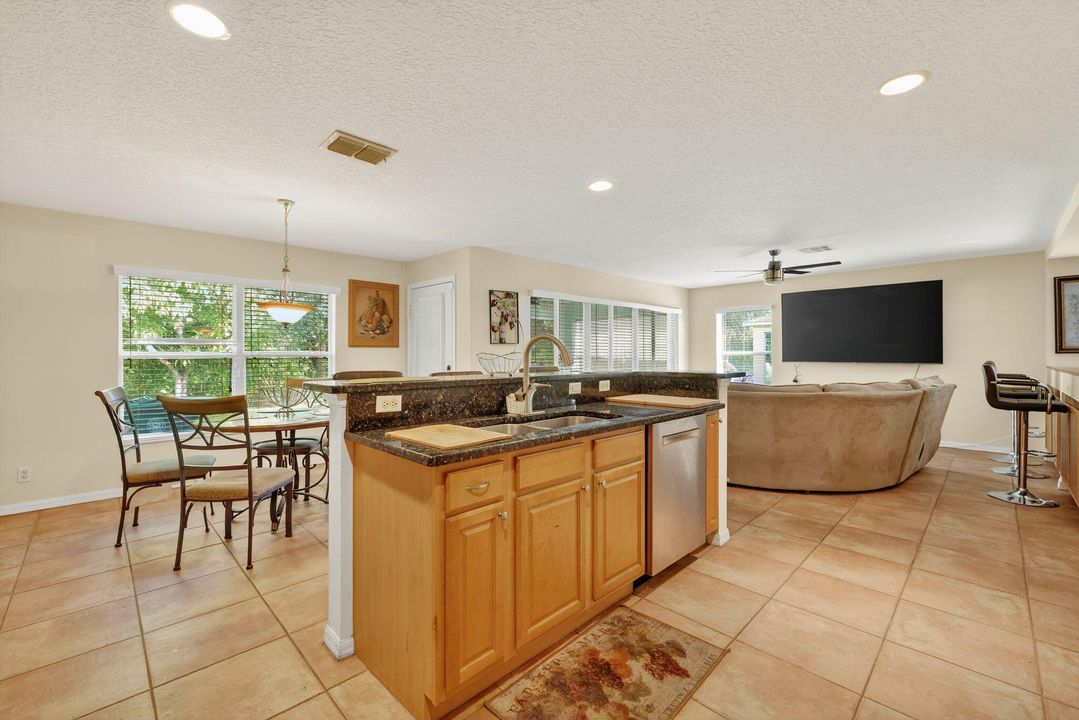 На продажу: $405,000 (4 спален, 2 ванн, 2223 Квадратных фут)