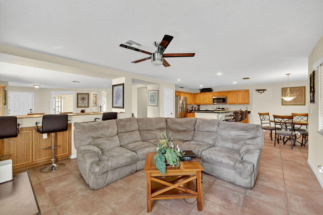 На продажу: $405,000 (4 спален, 2 ванн, 2223 Квадратных фут)